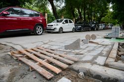 Ôtô leo lên vỉa hè dù bê tông lát đá chưa khô