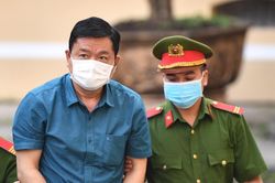 Ông Đinh La Thăng bị đưa đến tòa trước khi VKS đề nghị án