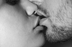 Vì sao nụ hôn còn lãng mạn hơn cả tình dục