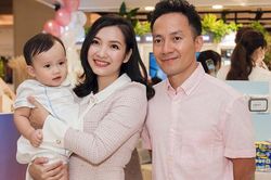 Đồng nghiệp chúc mừng vợ chồng Tiến Đạt lên chức ông chủ