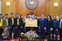 Công Phượng cùng cầu thủ HAGL làm từ thiện