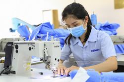 Từ 1/2/2012, nữ lao động được thêm tiền lương khi làm việc ngày 'đèn đỏ'