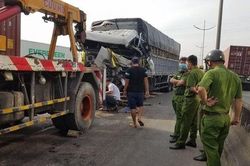 Đâm mạnh vào đuôi xe đầu kéo, tài xế xe tải tử vong
