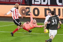 Solskjaer lý giải chọn Henderson thay De Gea, dính lỗi ngớ ngẩn