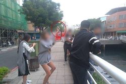 'Bó tay' với lý do cô gái định nhảy sông bỗng lắc lư điên cuồng