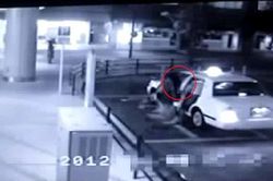 'Ma nữ' theo hành khách lên taxi