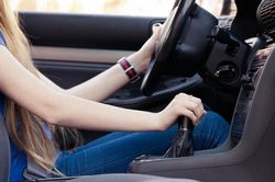 Những điều cấm kỵ nên tránh khi lái xe số sàn