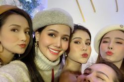 Đám cưới MC Thu Hoài: Phanh Lee, Huyền Lizze xinh đẹp, sang chảnh hết nấc dù đã ở tuổi 30