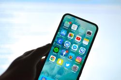 iPhone 13 sẽ có camera 'tàng hình', màn hình tràn viền toàn vẹn?