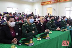 Tặng quà và tổ chức phiên chợ 'Ấm tình biên cương' tại xã Bát Mọt