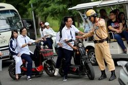 Người đi xe máy dưới 50 phân khối và xe đạp điện sẽ phải thi bằng lái