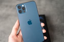 Gửi iPhone 12 Pro Max, nhận được ốc vít