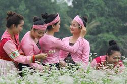 Tản văn cuối tuần: Vòng xòe ấm áp