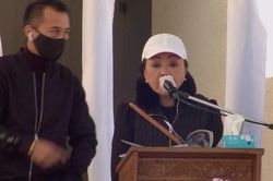 Danh ca Hương Lan khóc trong lễ tang Chí Tài ở Mỹ: 'Tôi nợ em một ân tình lớn'