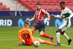 Suarez chói sáng, Atletico cho Real và Barca 'hít bụi'