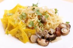 Cách nấu món mì hoành thánh xốt nấm thơm ngon lạ miệng cho bữa sáng