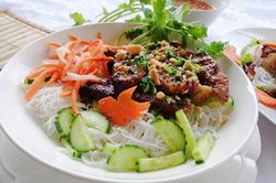 Đổi vị cho cả nhà với món bún thịt nướng nhẹ nhàng ngày lạnh