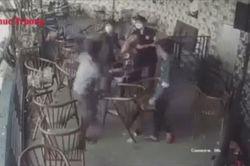 Clip: Bị nhóm người kẹp cổ đe dọa, nam thanh niên cùng bạn lao vào hỗn chiến gây náo loạn quán cà phê