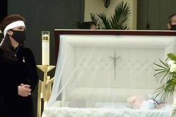 Chú heo kỉ niệm được bà xã đặt trong quan tài của cố nghệ sĩ Chí Tài khiến nhiều người xót xa