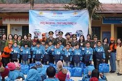 Đem đông ấm đến với thầy và trò Trường tiểu học Thượng Quan
