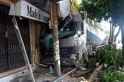 Xe bồn lao lên vỉa hè, húc đổ hàng loạt biển hiệu nhà dân