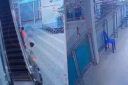 Cậu bé bị thang cuốn kéo trong trung tâm thương mại Thái Lan