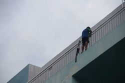 Bán ma túy sau lần nhảy từ tầng 7 xuống đất để thoát thân