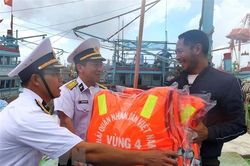 Bộ Tư lệnh Vùng 4 Hải quân tặng quà cho ngư dân Ninh Thuận