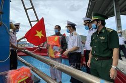 Bộ Tư lệnh Vùng 4 Hải quân tặng quà, khám, phát thuốc cho ngư dân