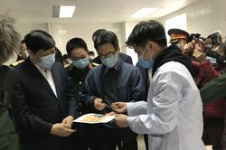 Phó Thủ tướng thăm 3 tình nguyện viên tiêm vaccine ngừa COVID-19 đầu tiên