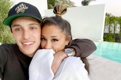 Ariana Grande đính hôn