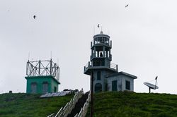 Sóng đánh 2 nhân viên hải đăng mất tích