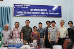 Sân khấu chông chênh tìm hướng đi