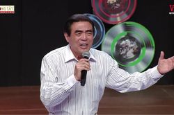 NSND Trung Đức hát 'Chào em cô gái Lam Hồng' tôn vinh những nữ chiến sĩ lái xe Trường Sơn