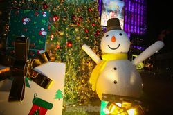 Ngắm Hà Nội lung linh sắc màu tuyệt đẹp đón Noel
