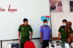 Trộm đu dây vào cửa hàng lấy két sắt và xe máy