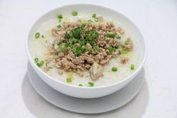 Cách nấu cháo thịt bò bằm, nước xương heo ngon chuẩn vị