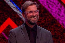 Klopp tranh thủ 'đá đểu' thành Manchester khi nhận giải thưởng 'HLV của năm'