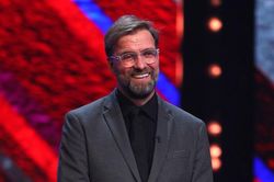 Klopp đến Manchester nhận giải, tranh thủ trêu chọc M.U
