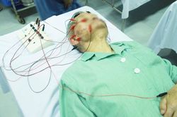Rét đậm: Coi chừng liệt mặt, méo miệng vì thức đêm