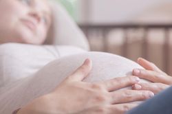 Điều trị thủy đậu ở phụ nữ mang thai bằng cách nào?