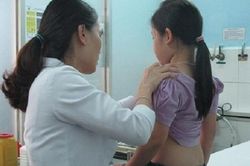 Bé gái 6 tuổi cao bất thường, ngực phát triển mạnh, mẹ bàng hoàng khi biết nguyên nhân