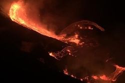 Núi lửa Hawaii lại phun trào, hàng trăm người dân 'nín thở' chờ di tản
