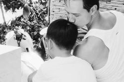 Hà Hồ khoe khoảnh khắc cô cùng ông xã Kim Lý và con trai tặng quà cho nhau, lá thư của Subeo viết cho mẹ và bố dượng gây xúc động