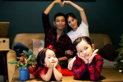Vợ chồng Khánh Thi – Phan Hiển ngọt ngào trong bộ ảnh Noel