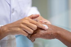 Những căn bệnh ngoài da dễ bùng phát vào mùa lạnh