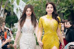 Sau hơn 10 năm xa cách, Lý Hương và con gái đã được nắm tay nhau trên sàn catwalk