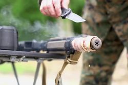 Nướng thịt bằng nòng súng trường AR-15