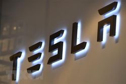 Giá cổ phiếu Tesla giảm ngay trong phiên đầu gia nhập chỉ số S&P 500