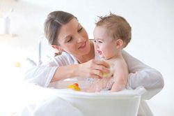 Bị tay chân miệng có nên tắm không? Hướng dẫn cách tắm cho trẻ bị tay chân miệng tại nhà